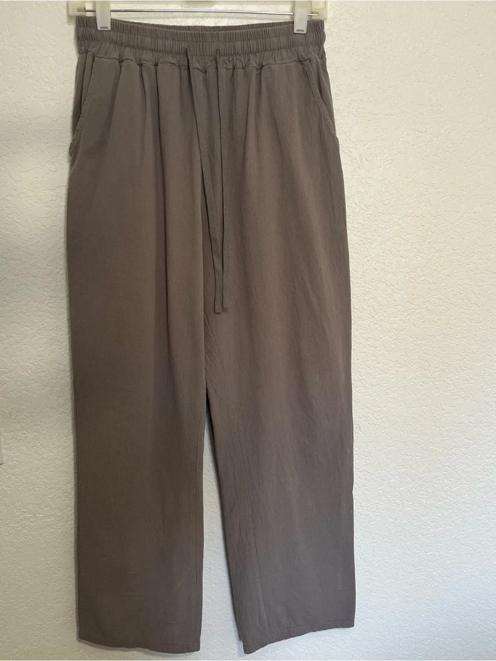 Men's Neutral Gray Elastic-Waist Joggers with Drawstring